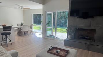 Smart TV, chimenea, tenis de mesa y libros