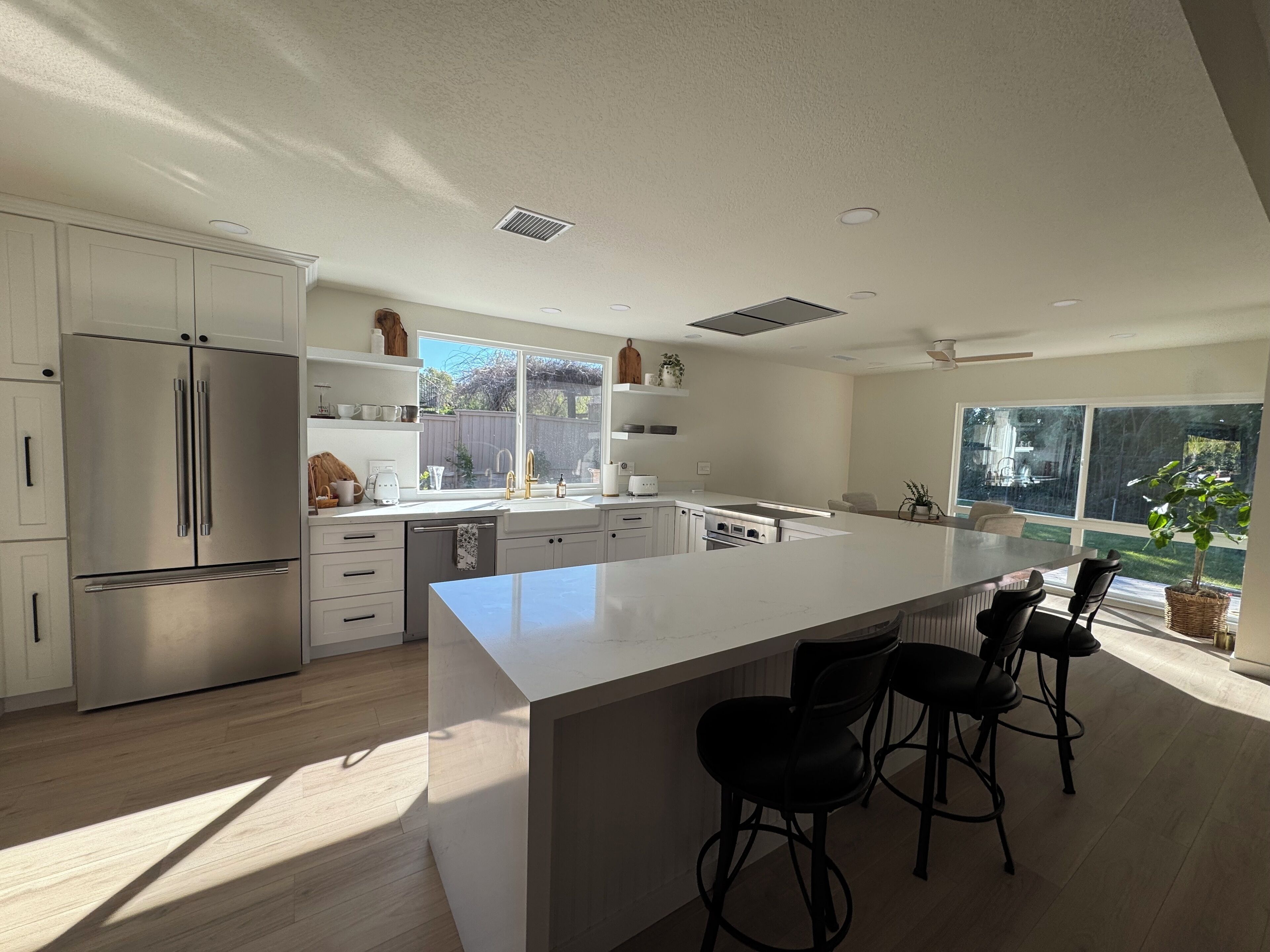 Refrigerador, microondas, horno, placa de cocina