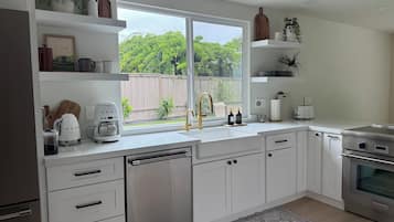 Frigorifero, microonde, forno, piano cottura