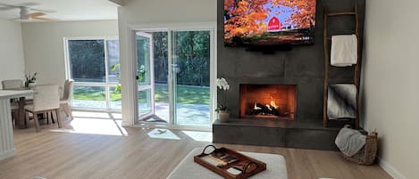 Smart-tv, pejs, bordtennisbord, bøger