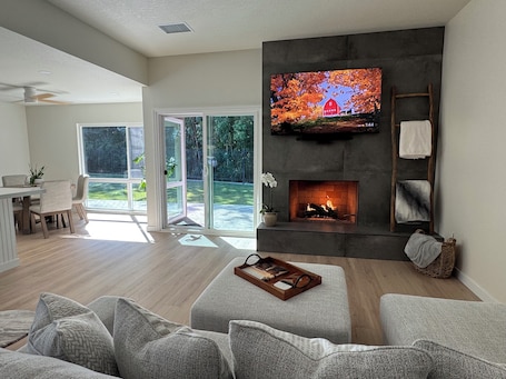 Smart TV, fireplace, table tennis, books. Private Luxury Oasis – Fully Renovated