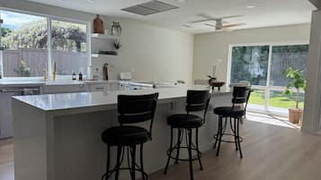 KĂŒhlschrank, Mikrowelle, Ofen, Herdplatte