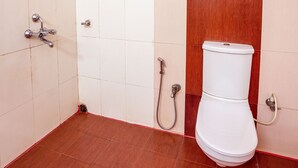 Un baño con inodoro, ducha y bidé.