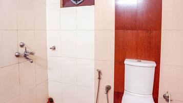 Habitación Deluxe | Baño | Ducha, toallas, jabón y champú