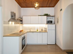 Fridge, microwave, oven, cookware/dishes/utensils - Zwei-Zimmer-Wohnung mit atemberaubender Aussicht by Interhome (Kalami)