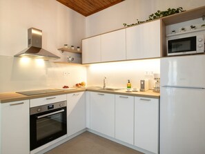 Jääkaappi, mikroaaltouuni, uuni, keittoastiat/astiat/ruokailuvälineet