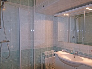Bathroom - Appt T2 - 4 pers - Klima - Piscine et tennis - WiFi by Interhome (Sainte Maxime)