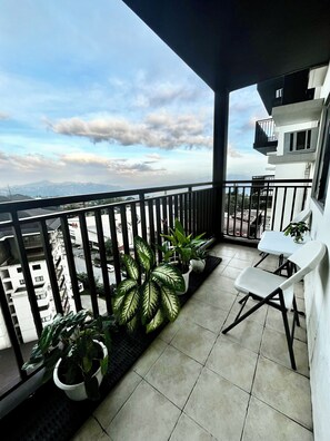 Property grounds - Spacious Tagaytay Getaway, 1BR, sunrise & mountainview balcony with free parking (Tagaytay City)