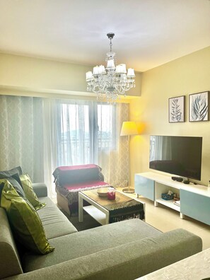 Smart TV - Spacious Tagaytay Getaway, 1BR, sunrise & mountainview balcony with free parking (Tagaytay City)