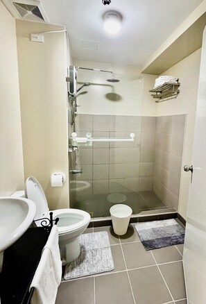 Douche, sèche-cheveux, bidet, serviettes fournies