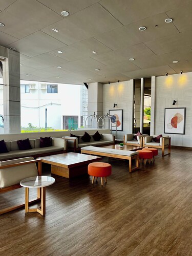 Spacious Tagaytay Getaway, 1BR, sunrise & mountainview balcony with free parking