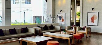 Spacious Tagaytay Getaway, 1BR, sunrise & mountainview balcony with free parking