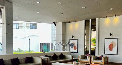 Spacious Tagaytay Getaway, 1BR, sunrise & mountainview balcony with free parking