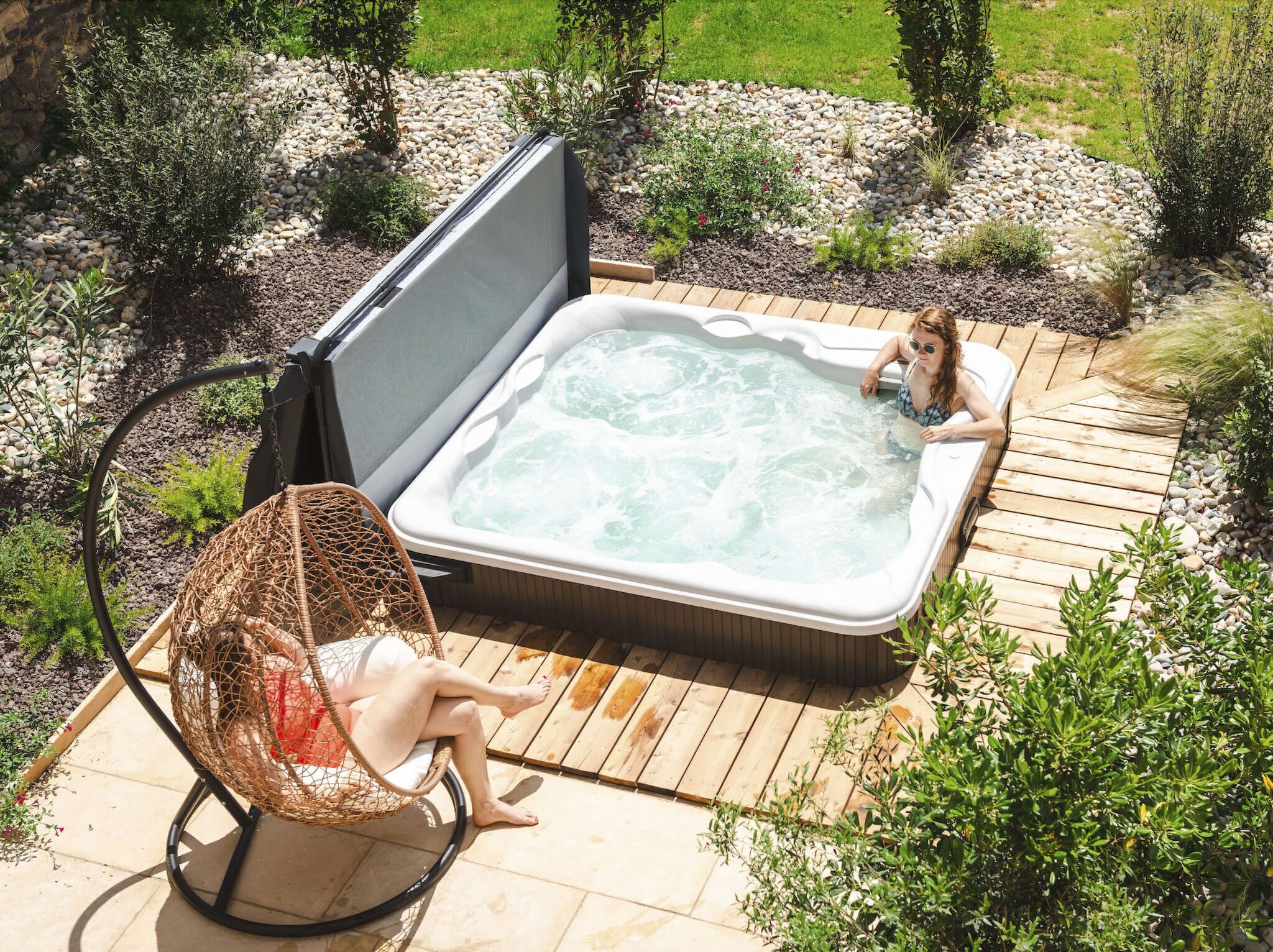 Outdoor spa tub