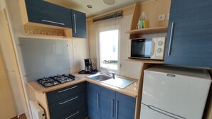 Kühlschrank, Mikrowelle, Kochgeschirr/Geschirr/Besteck