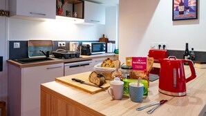 Kühlschrank, Mikrowelle, Ofen, Geschirrspüler