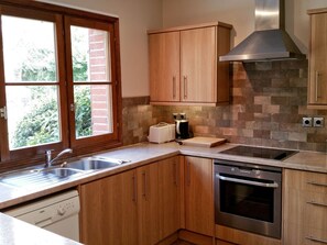 Kühlschrank, Mikrowelle, Ofen, Geschirrspüler