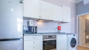 Fridge, microwave, oven, cookware/dishes/utensils - Herz-Altstadt-Zentrum Wohnung 5 STARS by Interhome (Madeira/Funchal)