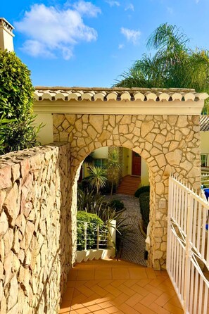 Property grounds - mit beheiztem Pool by Interhome (Budens)