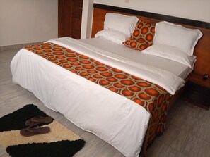 Suite estudio ejecutiva, balcón, en el área del jardín | Escritorio, espacio para trabajar con laptop y wifi gratis 