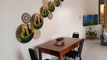 Executive Studio Suite, Balcony, Garden Area | Dining