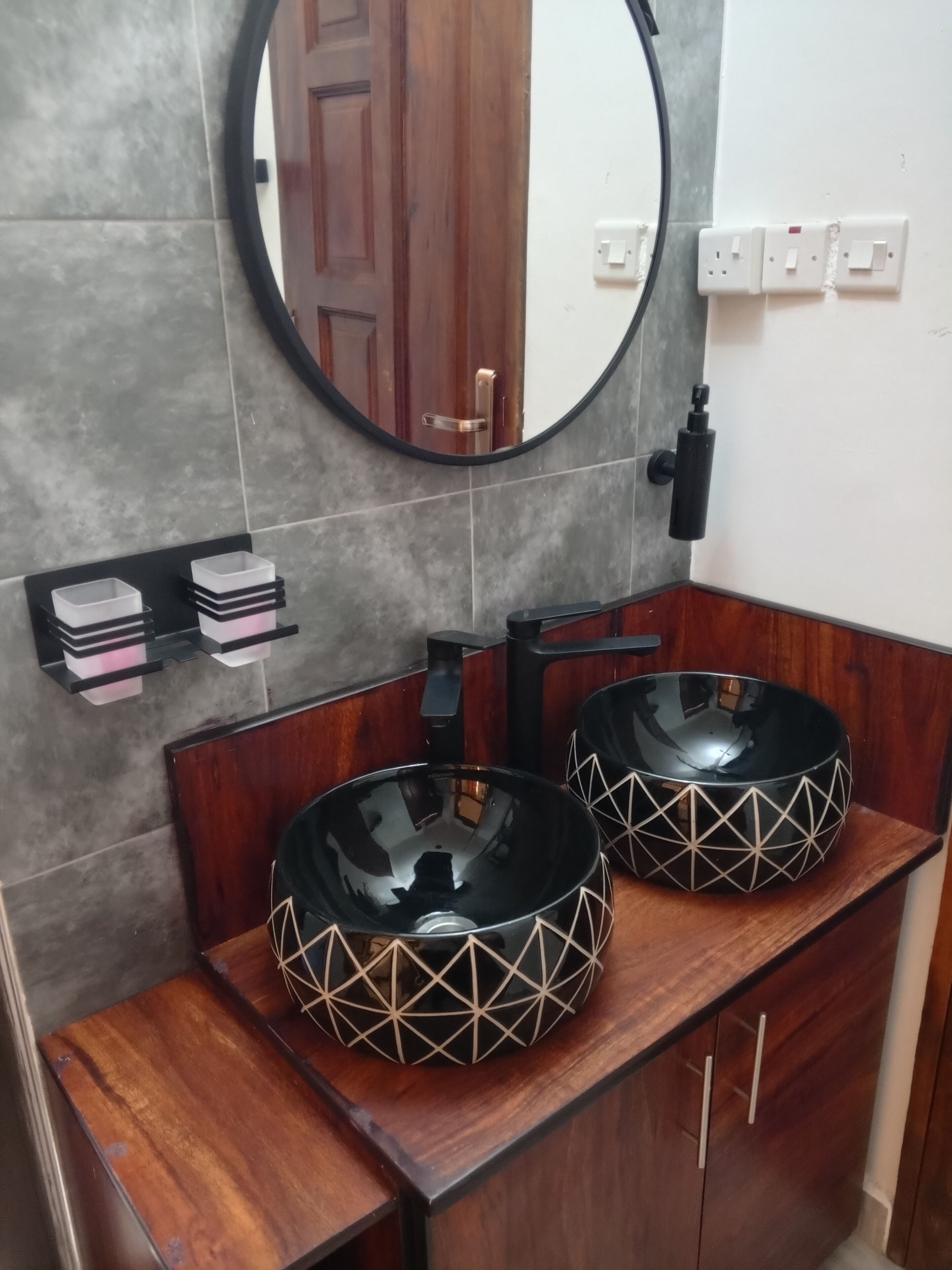 Executive Studio Suite, Balcony, Garden Area | Bathroom | Shower, towels, soap, shampoo