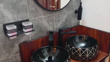 Executive Studio Suite, Balcony, Garden Area | Bathroom | Shower, towels, soap, shampoo