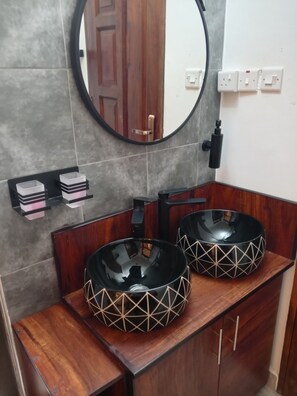 Suite estudio ejecutiva, balcón, en el área del jardín | Baño | Regadera, toallas, jabón, shampoo 