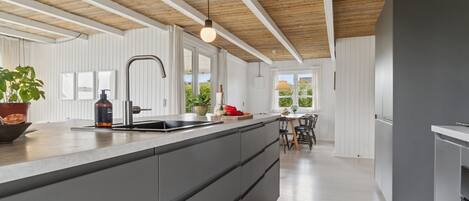 Réfrigérateur, micro-ondes, lave-vaisselle