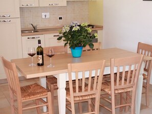 Dining - Unterkunft im Erdgeschoss, überdachte Terrasse, Schwimmbad by Interhome (Massa Marittima)