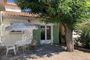 Outdoor dining - Pleasant Maisonnette (F1) classified 3* - Distance from sea and beach 100 m (Hyères)
