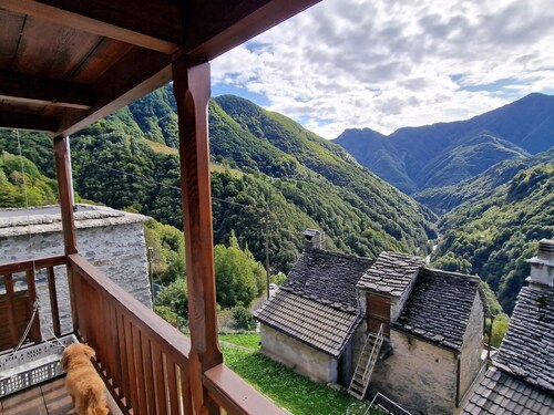 Chalet in den sonnigen Schweizer Südalpen by Interhome
