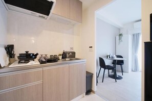 冷蔵庫、電子レンジ、コンロ、調理器具と食器