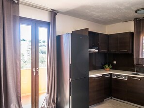 Fridge, oven, dishwasher, cookware/dishes/utensils - Niriides Villas_ Dafne _ 3-Schlafzimmer privater Pool by Interhome (Analipsi-Hersonissos)