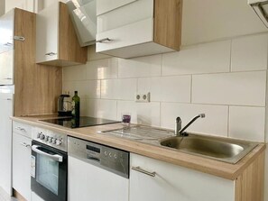 Fridge, oven, dishwasher, cookware/dishes/utensils - Spacious Apartment by Interhome (Vienna / 10. District)