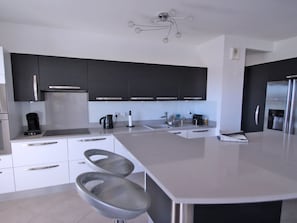 Kühlschrank, Mikrowelle, Ofen, Geschirrspüler