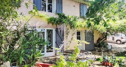 Haus mit Charme Landschaft von Aix by Interhome