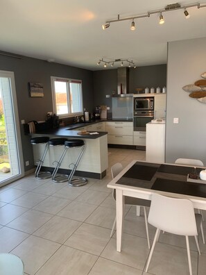 Fridge, microwave, oven, dishwasher - Wohnung mit Meerblick by Interhome (Denneville)