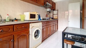 Fridge, microwave, oven, cookware/dishes/utensils - Wohnung in Funchal, in der Nähe von Farmers Market by Interhome (Madeira/Funchal)