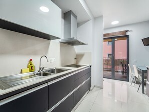 Fridge, microwave, dishwasher, cookware/dishes/utensils - mit Balkon by Interhome (Madeira/Funchal)