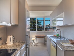 Fridge, microwave, oven, cookware/dishes/utensils - Geräumige Altstadtwohnung Elias Gar by Interhome (Madeira/Funchal)