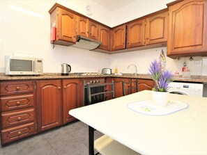 Fridge, microwave, oven, dishwasher - Ferienhaus by Interhome (Madeira/Funchal)