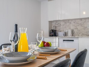 Fridge, microwave, oven, cookware/dishes/utensils - Wohnung 81 im charmanten Funchal mit AC, WiFi by Interhome (Madeira/Funchal)