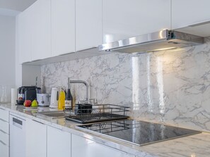Fridge, microwave, oven, cookware/dishes/utensils - Wohnung 81 im charmanten Funchal mit AC, WiFi by Interhome (Madeira/Funchal)