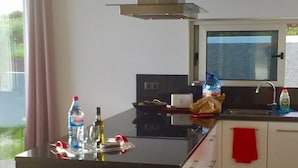 Fridge, microwave, oven, dishwasher - "Villa Pinheira III" by Interhome (Madeira/Calheta)