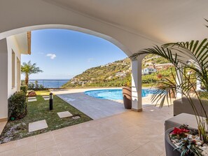 A heated pool - Finca "Calheta" mit Blick auf das Wasser by Interhome (Madeira/Calheta)