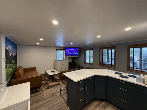 Cute Cottage1/2 mile to Village, Hot Tub