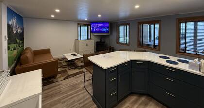 Cute Cottage1/2 mile to Village, Hot Tub