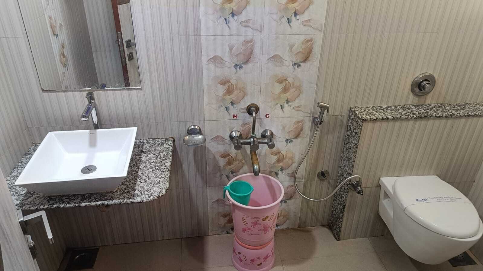 Chuveiro, toalhas de banho, sabonete, shampoo