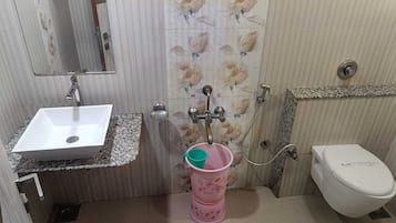 Chuveiro, toalhas de banho, sabonete, shampoo